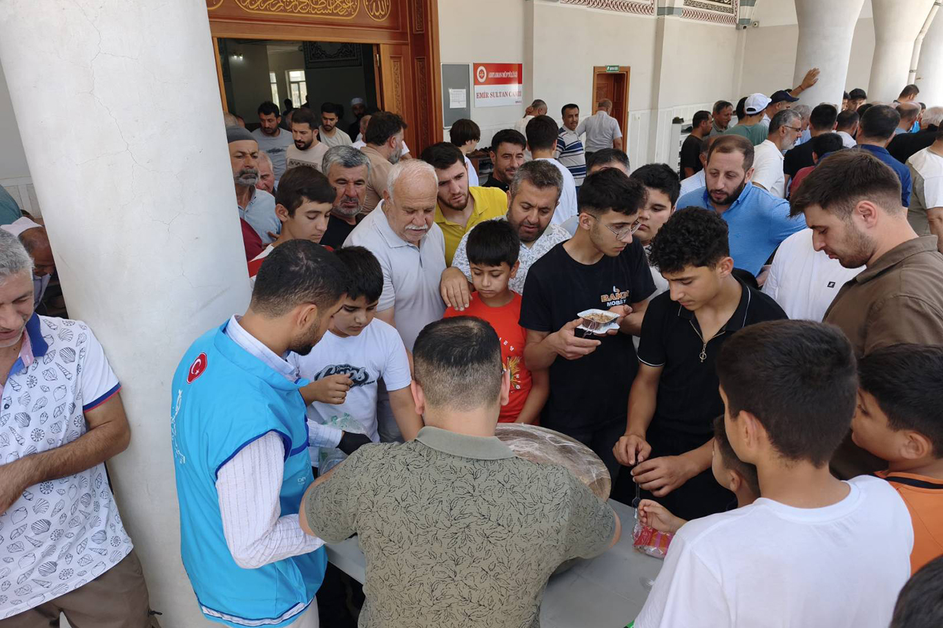 Adıyaman'da aşure ikramı ve kitap dağıtımı