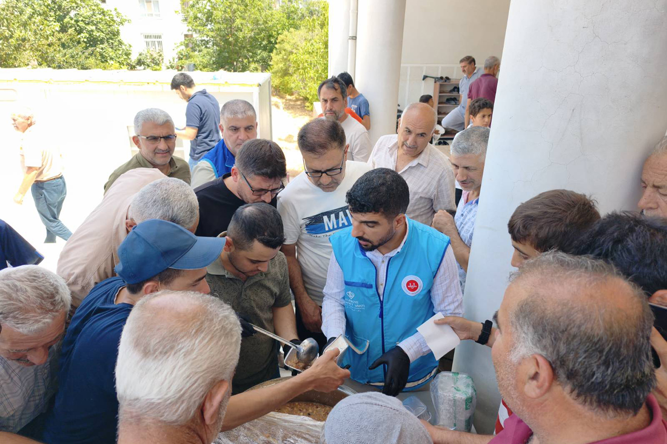 Adıyaman'da aşure ikramı ve kitap dağıtımı