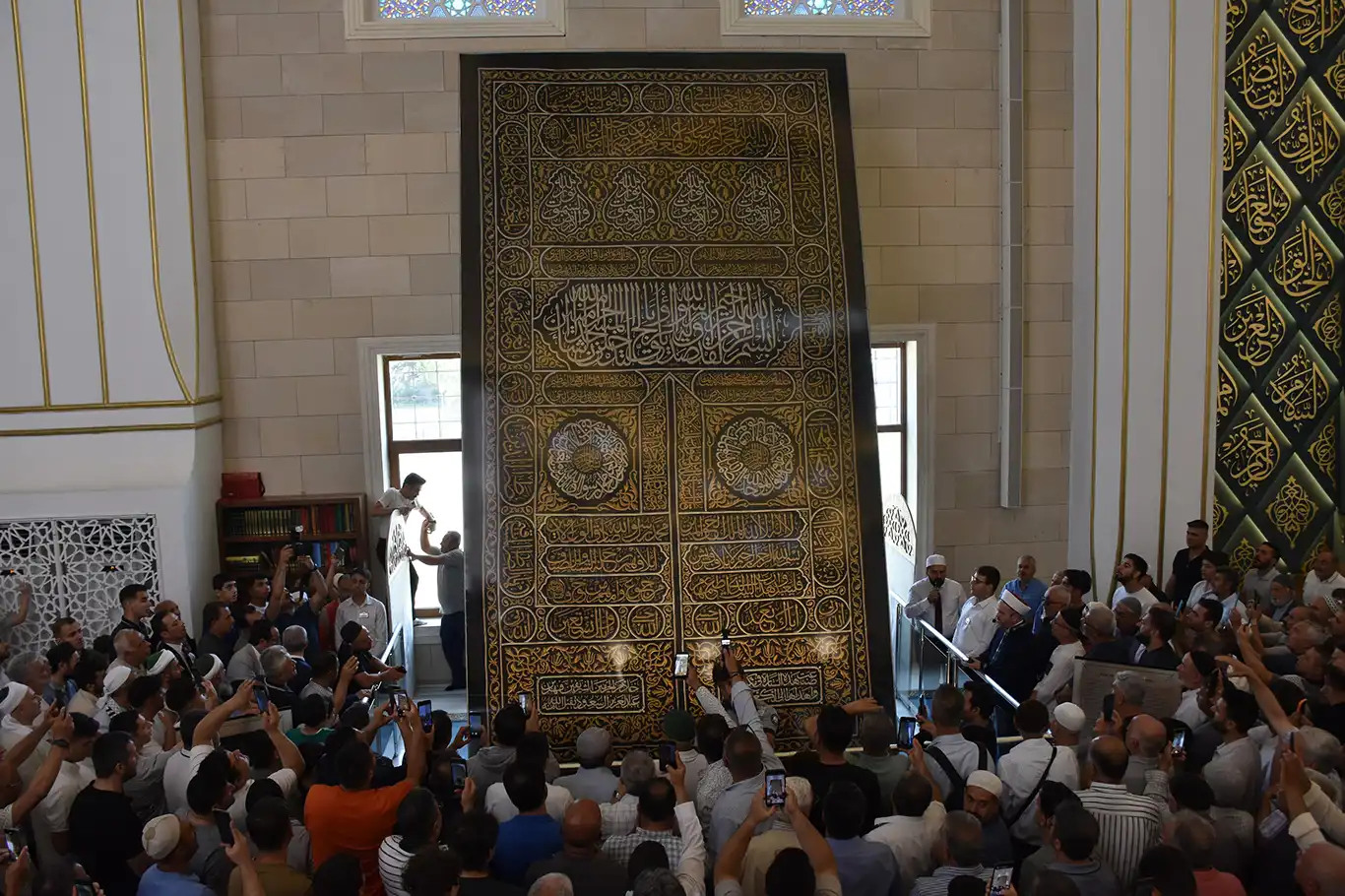 Kabe'nin kapı örtüsü Millet Camii'nde ziyarete açıldı