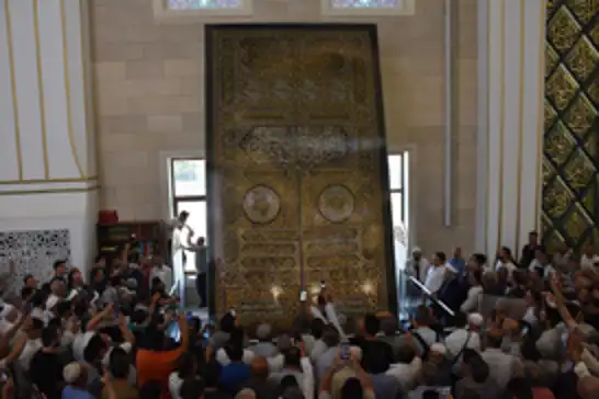 Kabe'nin kapı örtüsü Millet Camii'nde ziyarete açıldı