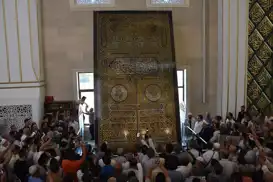 Kabe'nin kapı örtüsü Millet Camii'nde ziyarete açıldı