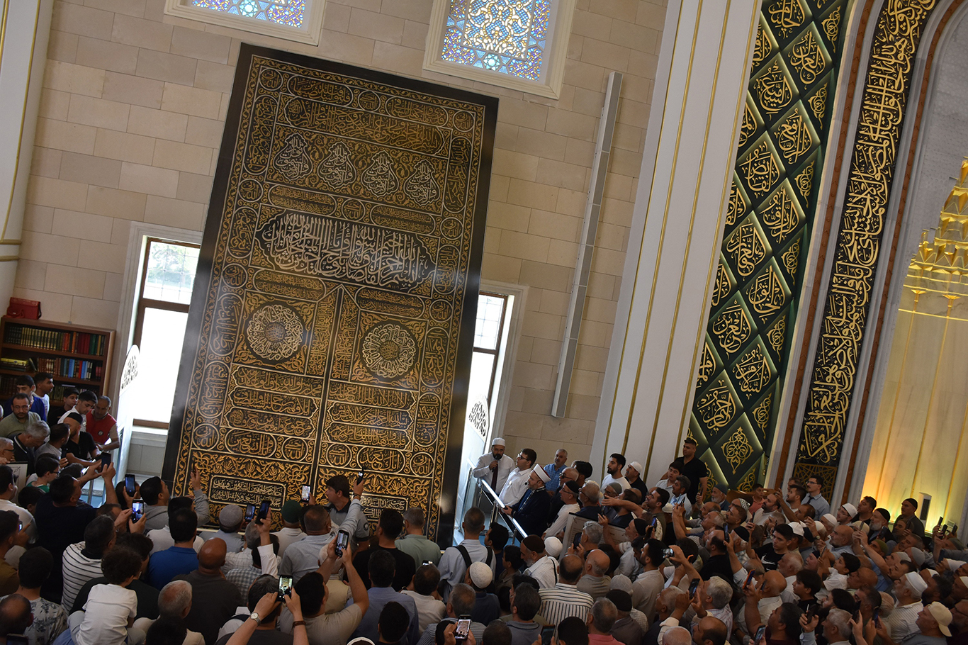 Kabe'nin kapı örtüsü Millet Camii'nde ziyarete açıldı