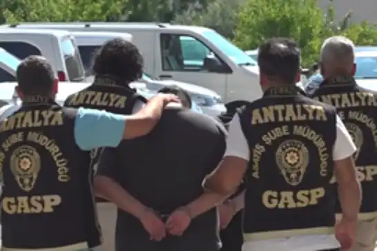 Antalya'da iş yerini kurşunlayan 2 şüpheli tutuklandı