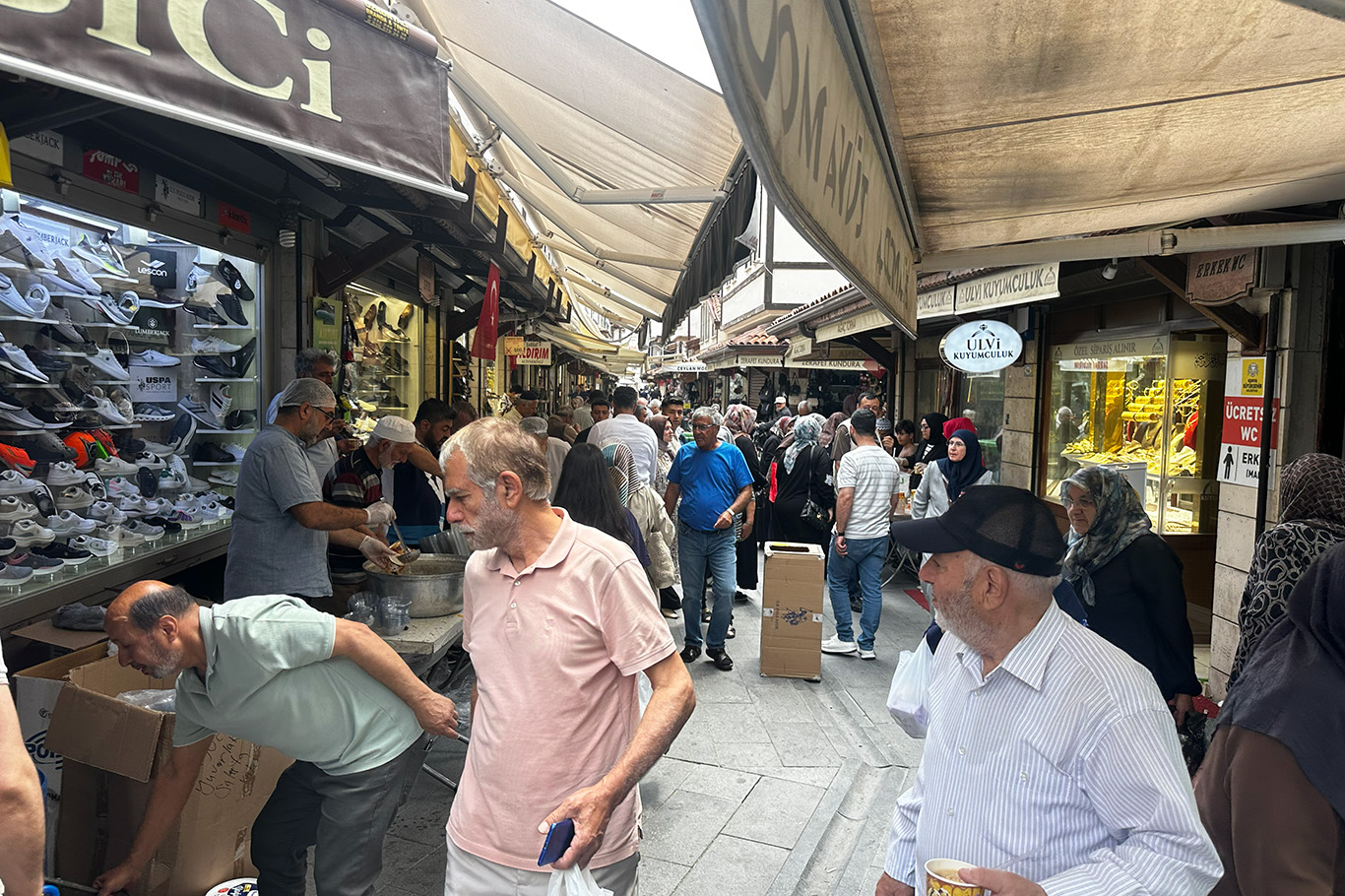 73 yıldır aynı dükkânda: Bedesten’de aşure geleneğini yaşatıyor