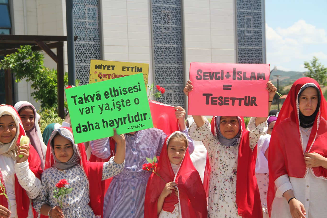 Bingöl’de anlamlı etkinlik: Yüzlerce kız çocuğu tesettüre girmenin heyecanını yaşadı