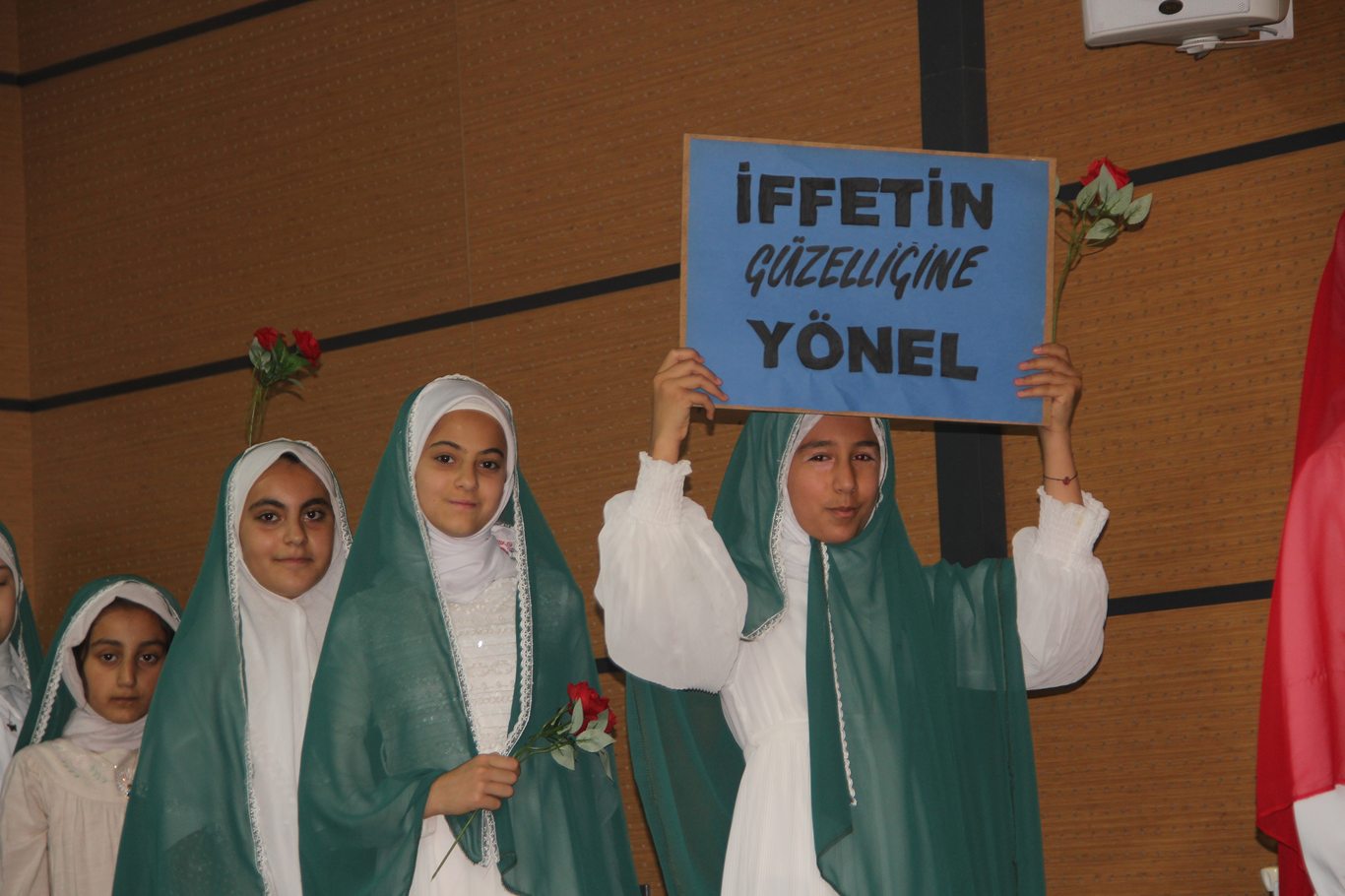 Bingöl’de anlamlı etkinlik: Yüzlerce kız çocuğu tesettüre girmenin heyecanını yaşadı