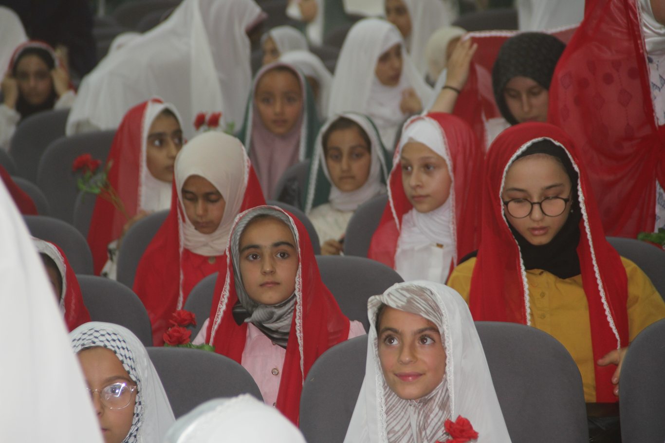 Bingöl’de anlamlı etkinlik: Yüzlerce kız çocuğu tesettüre girmenin heyecanını yaşadı