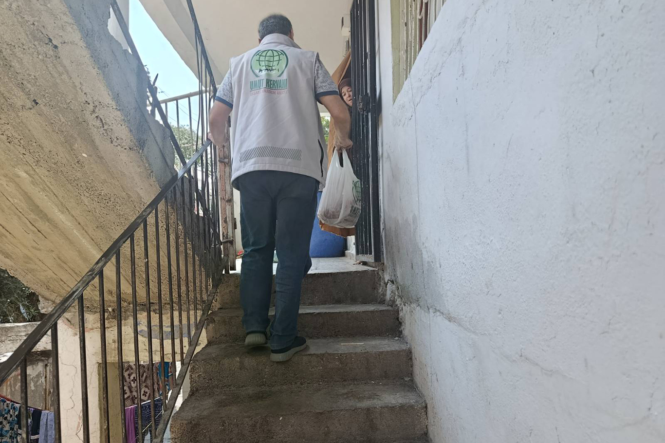 Umut Kervanı'ndan İskenderun’da ihtiyaç sahibi ailelere yardım