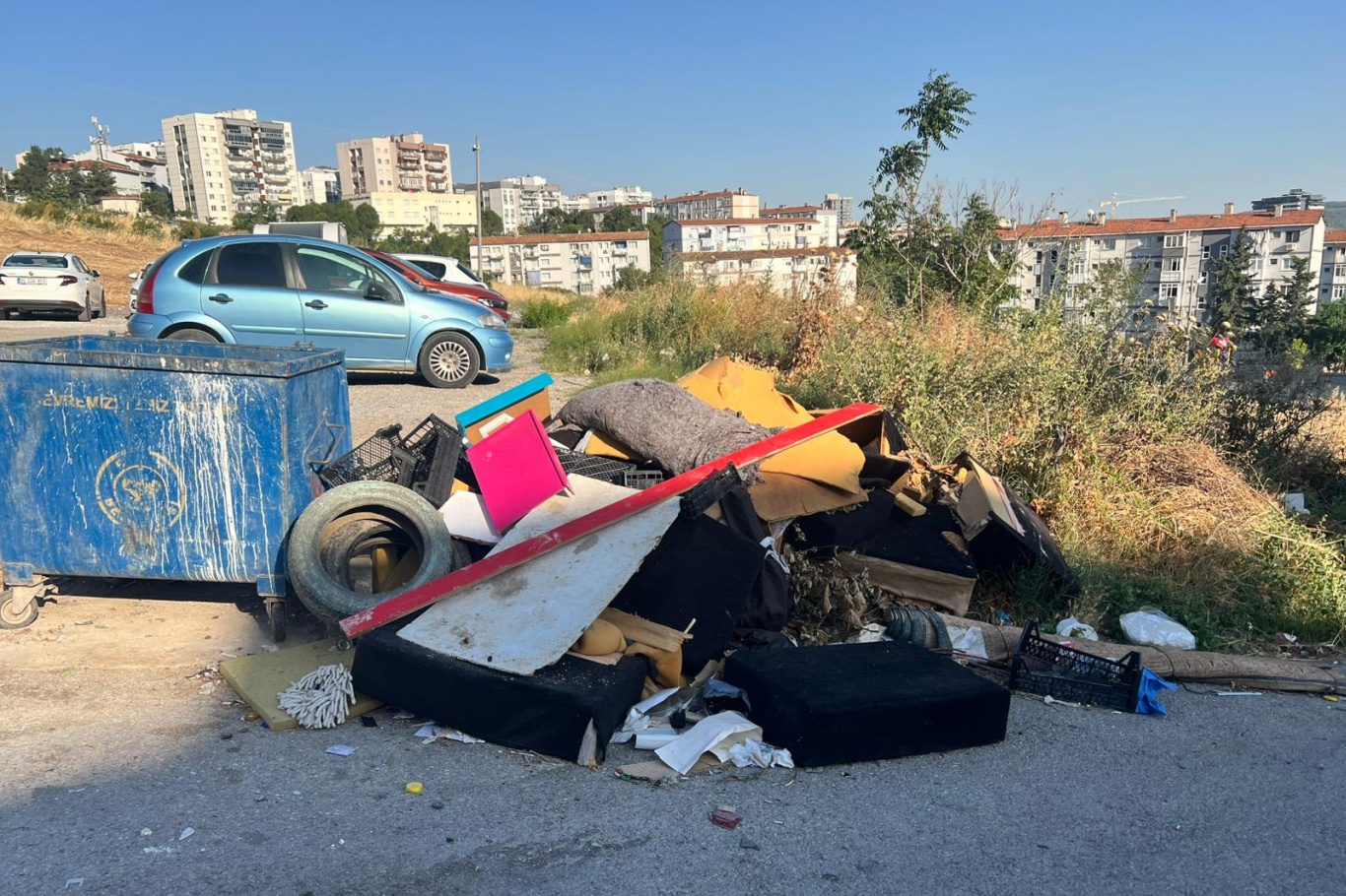 Buca’da çöp ve moloz yığını tepki çekti