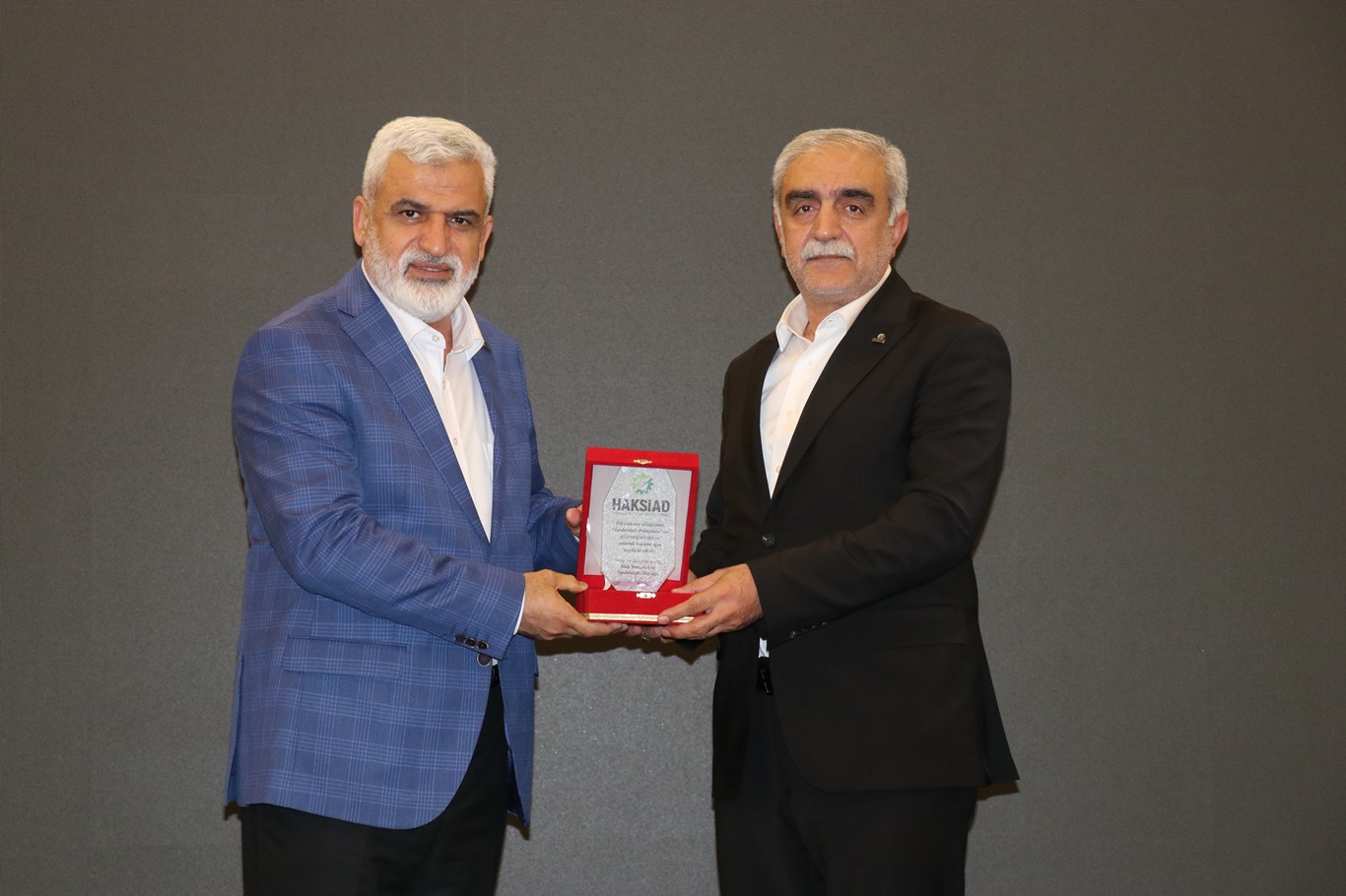 Plaket takdimi 