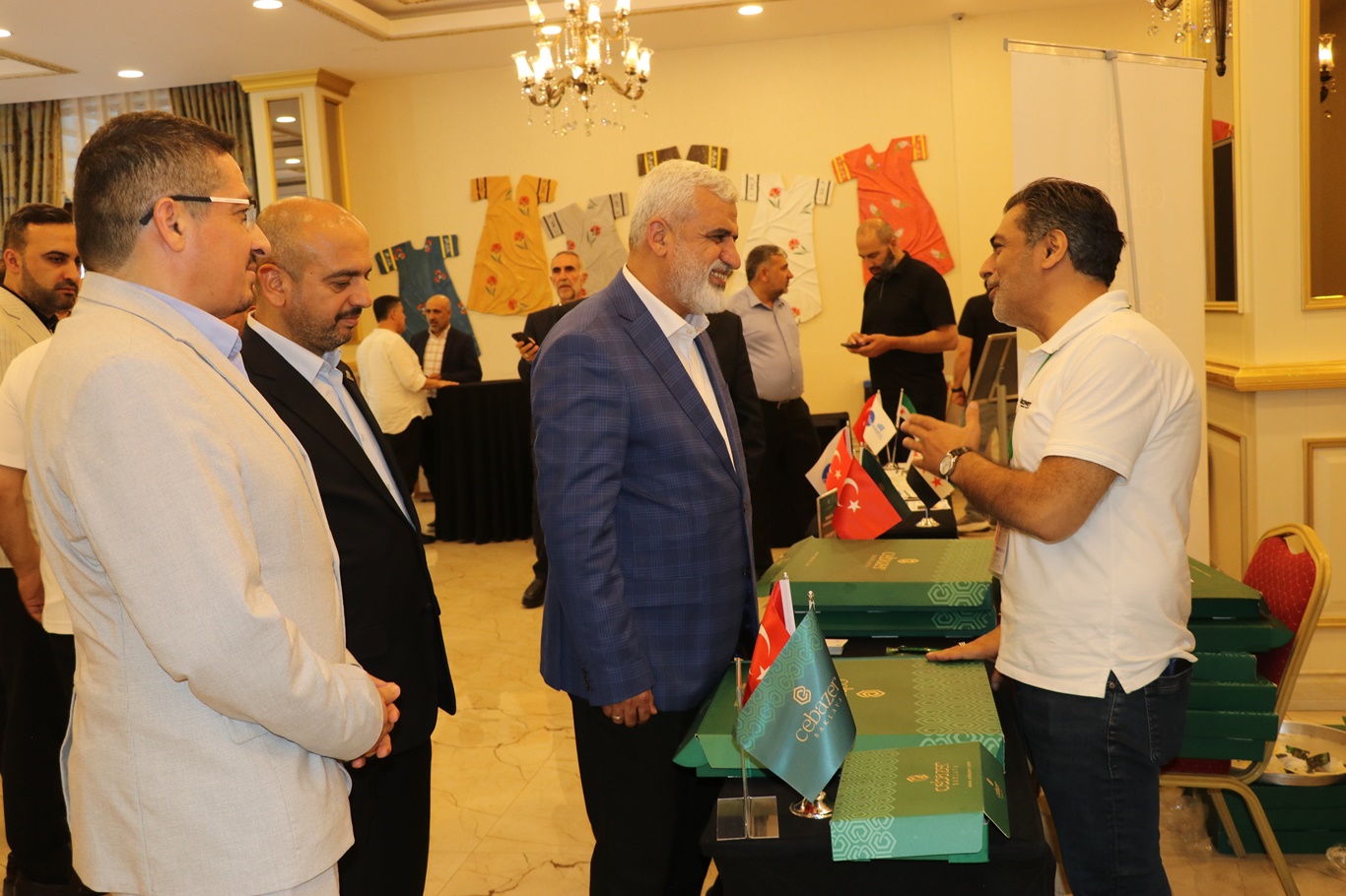 HAKSİAD Genel Başkanı Turgut, sektör temsilcilerinin tanıtım stantlarını ziyaret etti