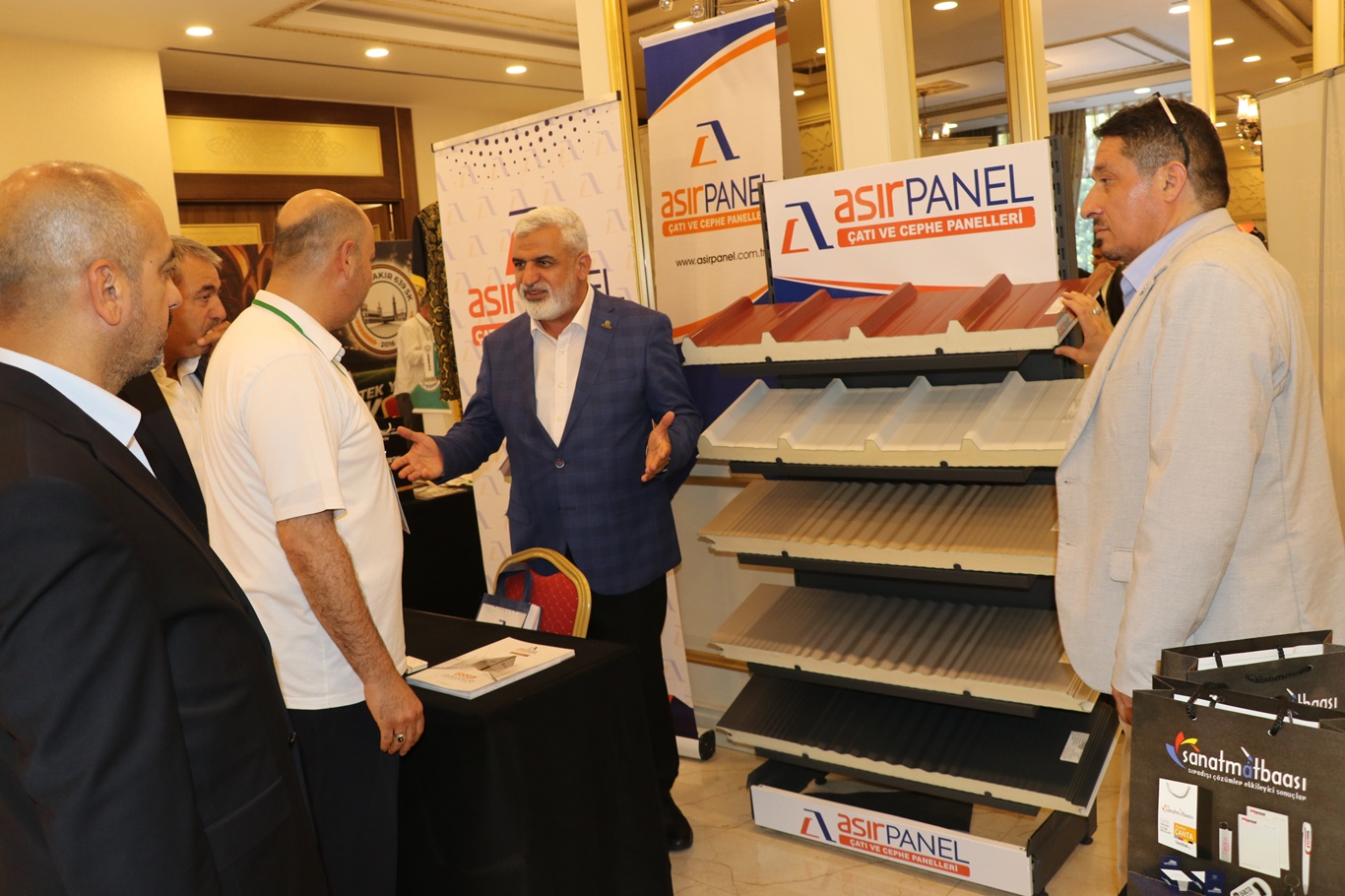 HAKSİAD Genel Başkanı Turgut, sektör temsilcilerinin tanıtım stantlarını ziyaret etti