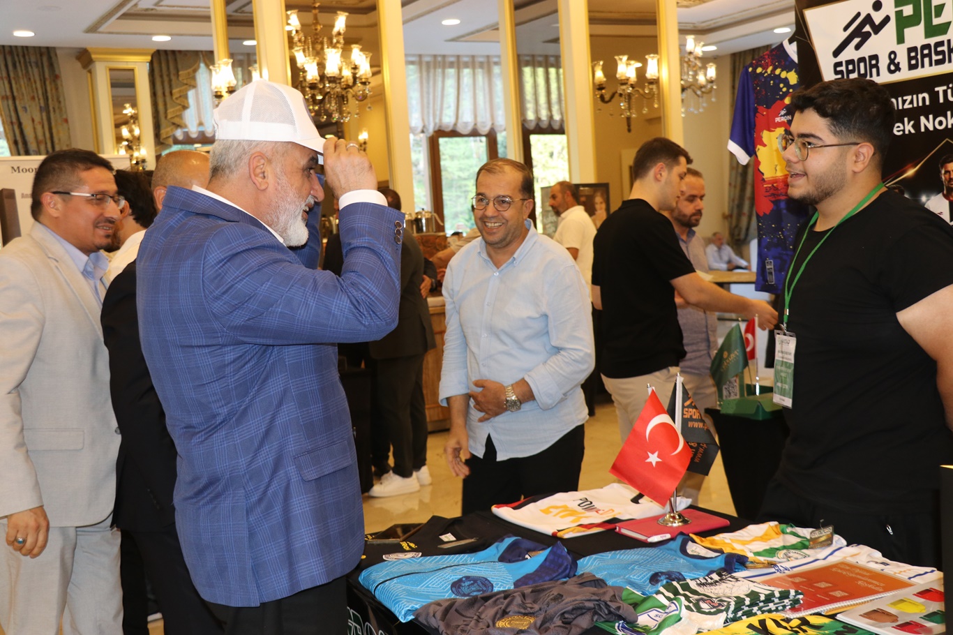 HAKSİAD Genel Başkanı Turgut, sektör temsilcilerinin tanıtım stantlarını ziyaret etti