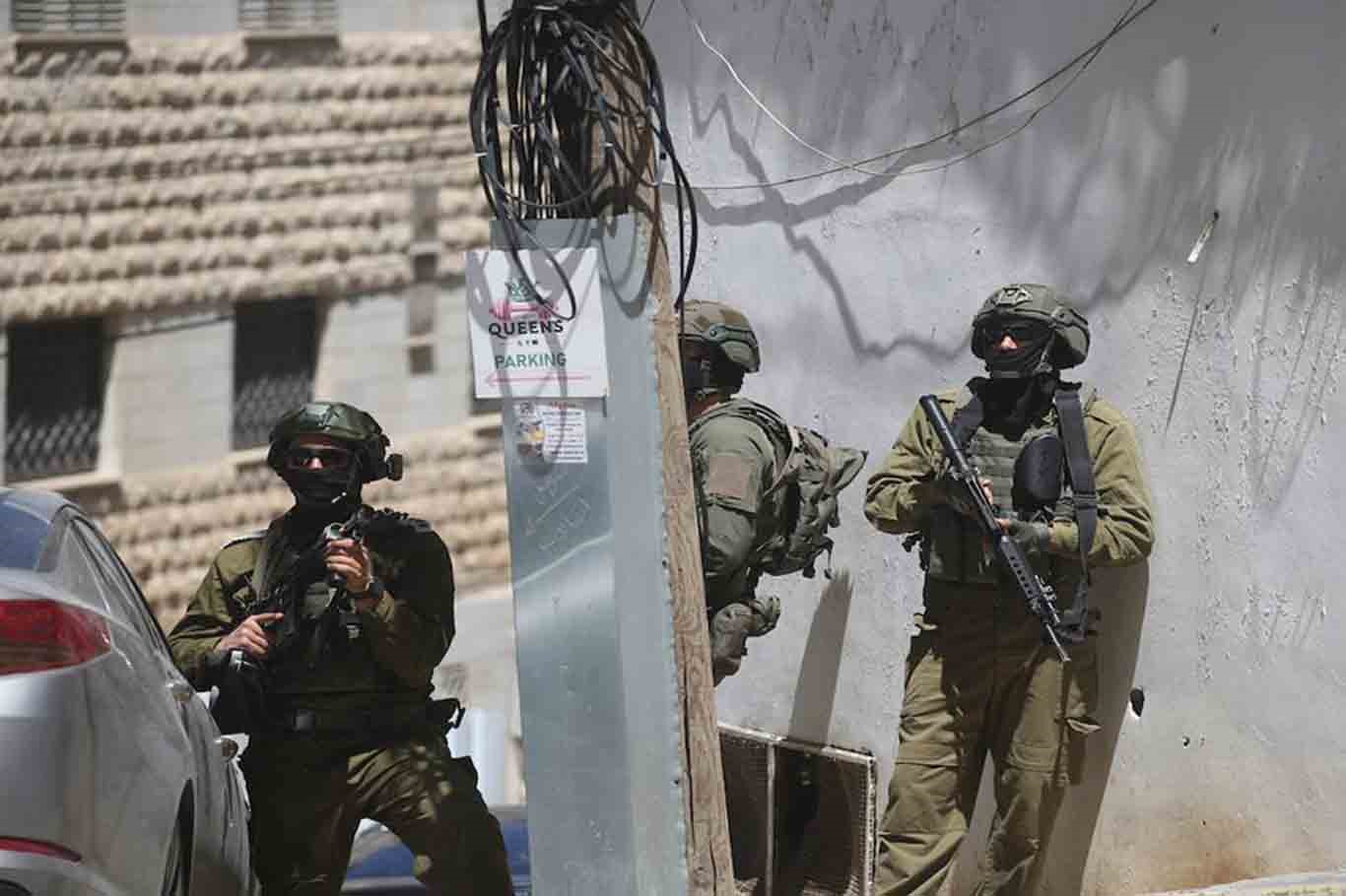 اشغالگران در نابلس یک جوان را به اسارت گرفته، یک کودک را مورد ضرب و شتم قرار دادند