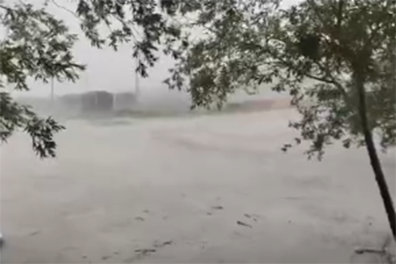 Ağrı’da sağanak ve dolu sele yol açtı