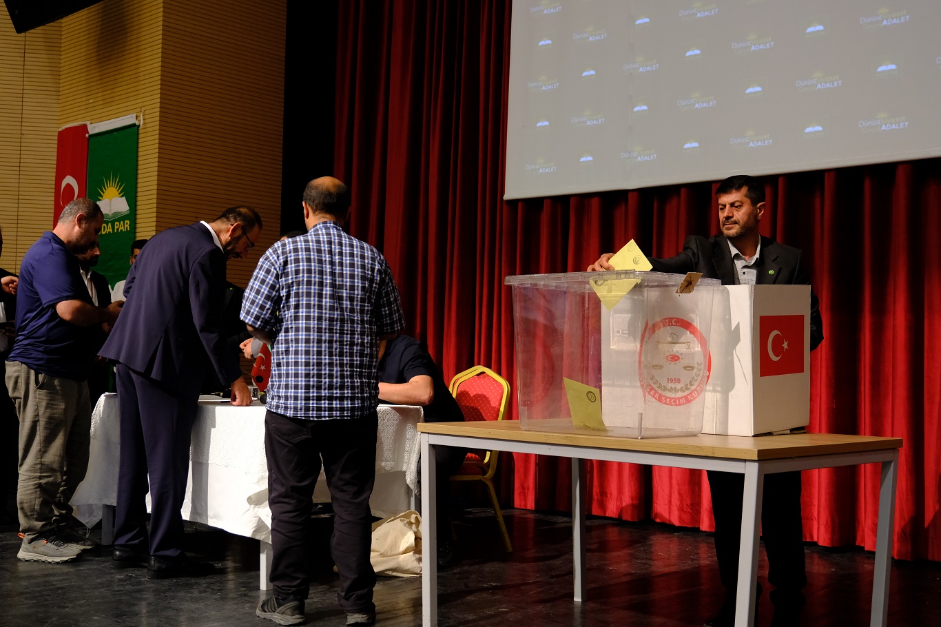 HÜDA PAR Erciş İlçe Kongresi'nde Kazım Bilici güven tazeledi