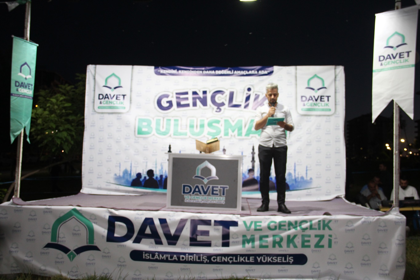"İslam'la Diriliş, Gençlikle Yükseliş" temalı Gençlik Buluşması Batman'da coşkuyla gerçekleştirildi