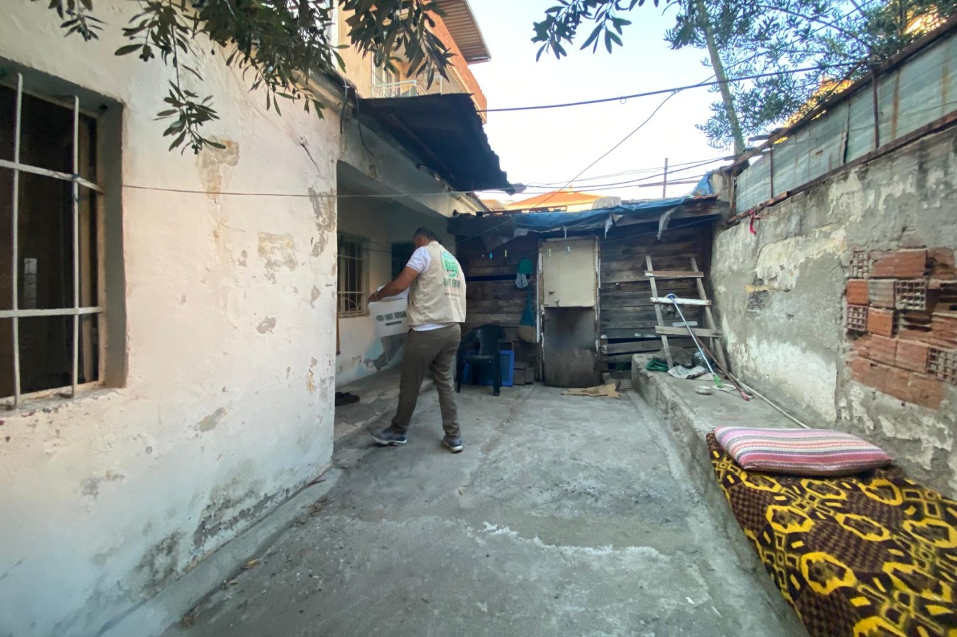 İzmir Umut Kervanı onlarca aileye gıda yardımında bulundu