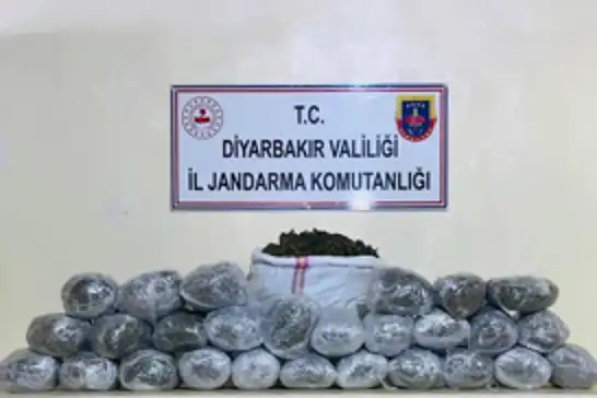 Diyarbakır'da yaklaşık 55 kilo esrar ve metamfetamin ele geçirildi