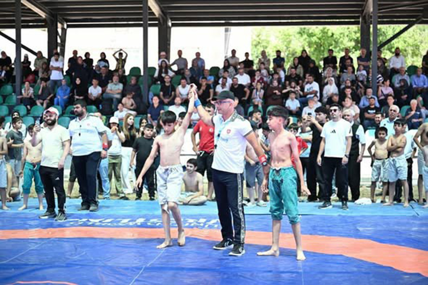 Yeşilyurt Kiraz Festivali’nde güreş heyecanı yaşandı