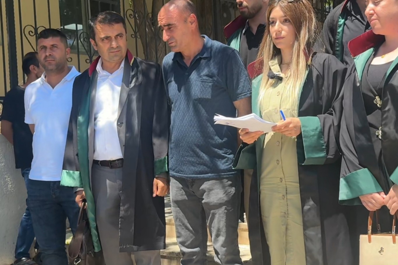 Evlerinde ölü bulunan ailenin davasında 2 sanığa tahliye kararı: Ailenin yakınları ve avukatlardan sert tepki