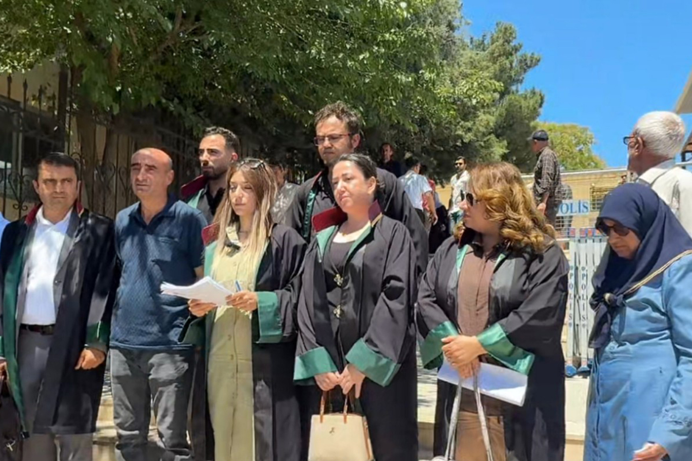 Evlerinde ölü bulunan ailenin davasında 2 sanığa tahliye kararı: Ailenin yakınları ve avukatlardan sert tepki