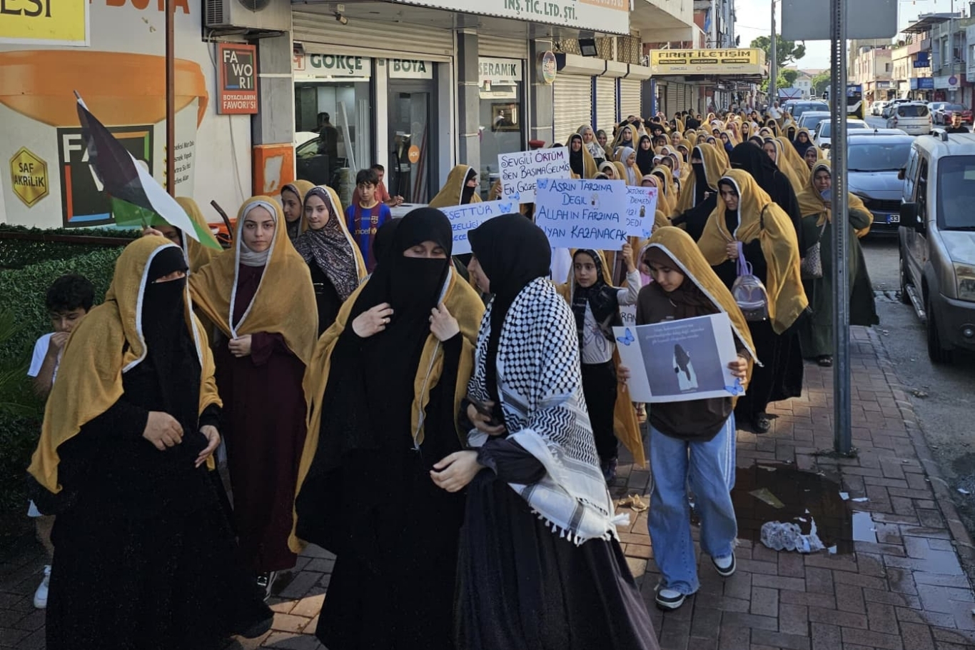 Tarsus'ta "Niyet ettim örtünmeye, Emrin başım üstüne" programı düzenlendi