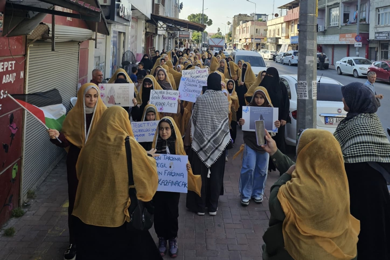 Tarsus'ta "Niyet ettim örtünmeye, Emrin başım üstüne" programı düzenlendi