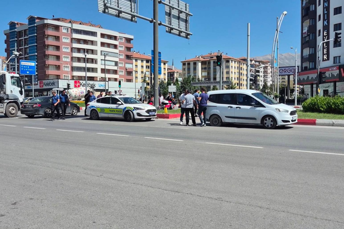 Malatya'da polis aracı ile motosiklet çarpıştı: 1 yaralı