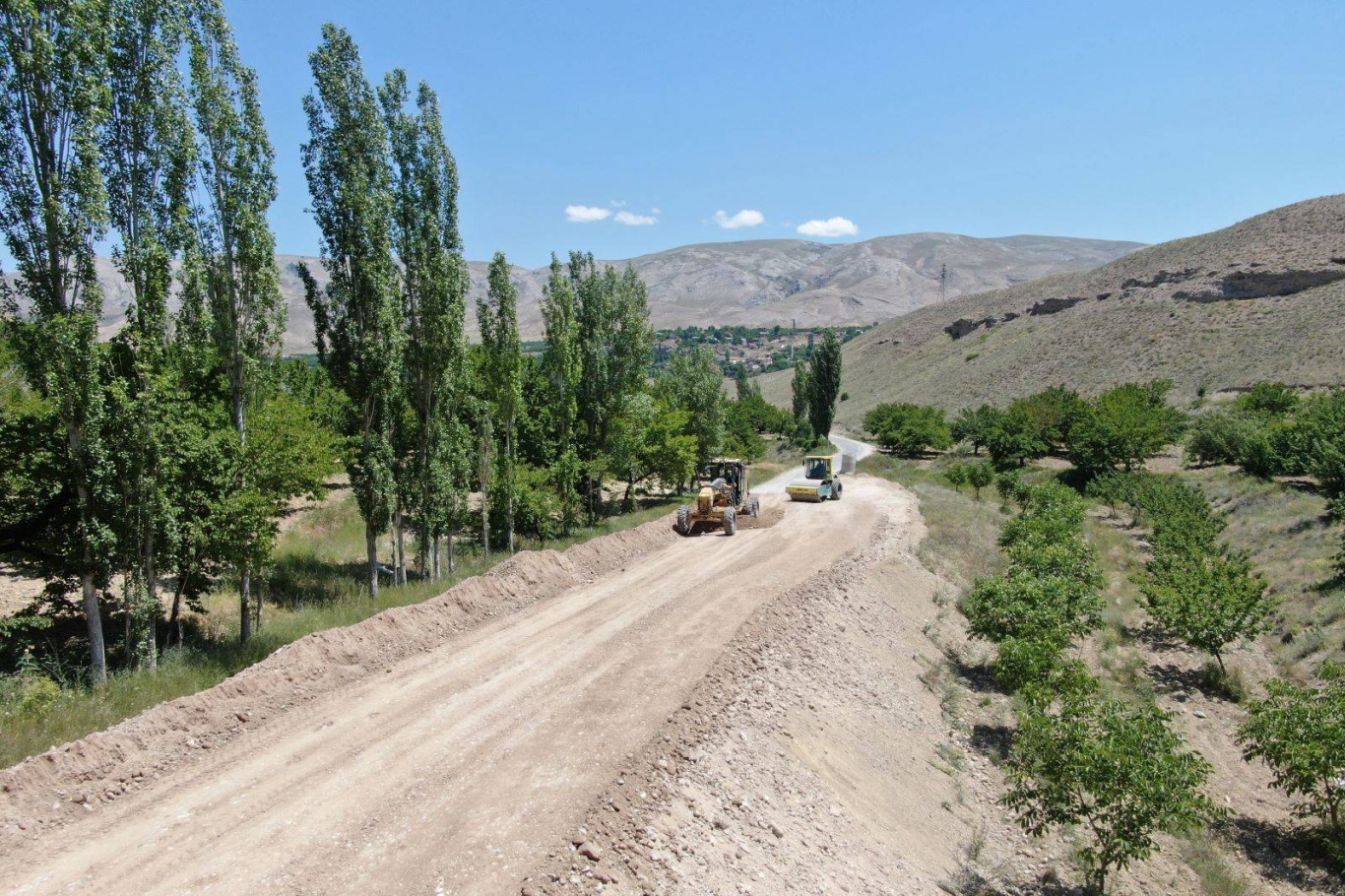 Balaban-Esenbey grup yolunda genişletme ve asfalt çalışmaları sürüyor