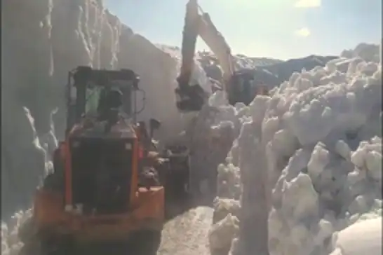 Şırnak'ta haziran ayında kar mesaisi: Yayla yolları temizleniyor