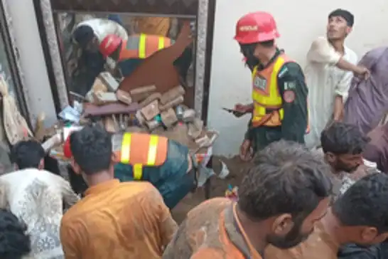 Pakistan'da dershanenin çatısı çöktü: 14 ölü