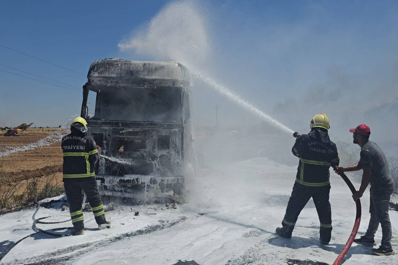 Şanlıurfa'da saman yüklü tır'da çıkan yangın söndürüldü