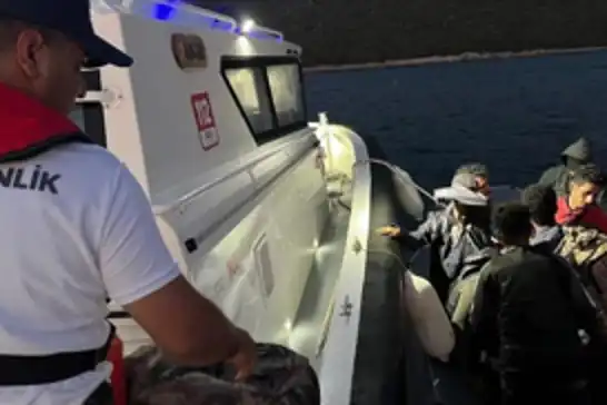 Muğla açıklarında 25 düzensiz göçmen ile 7 kaçakçı yakalandı.