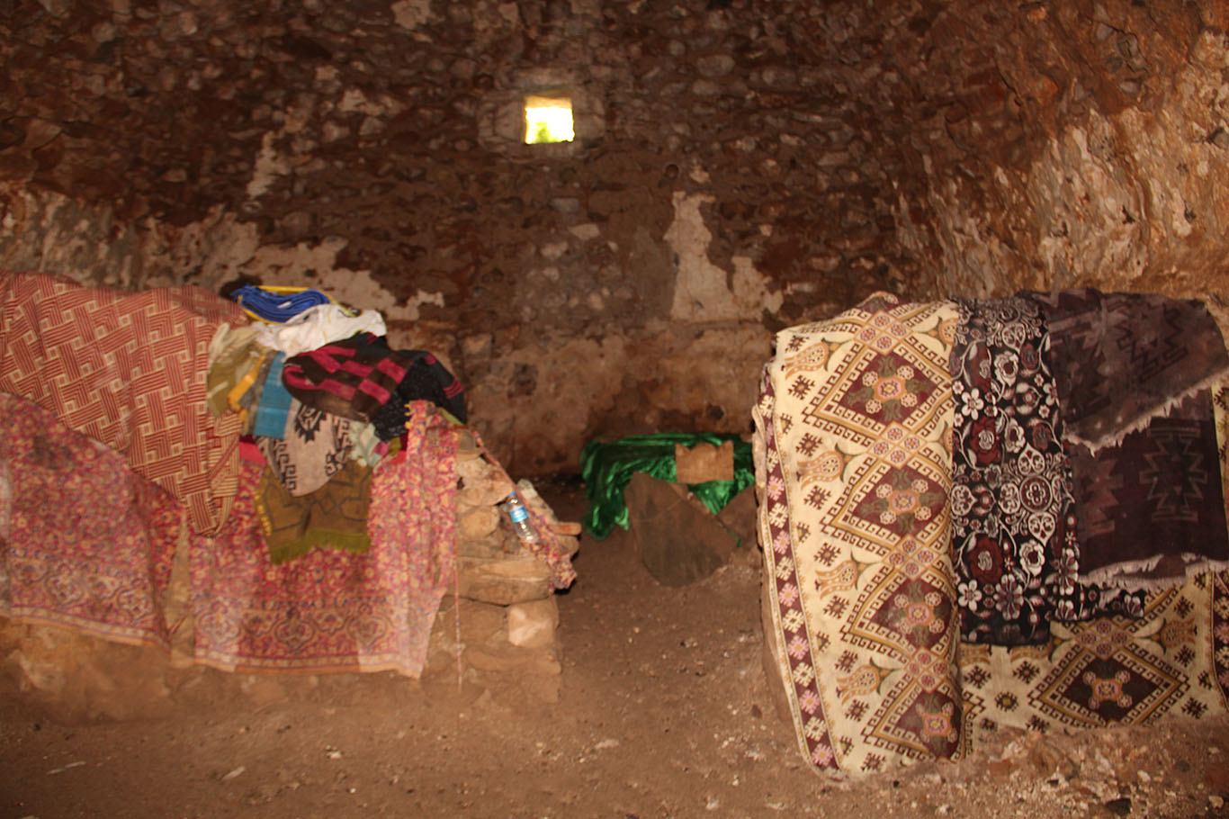 Asırlık cami ve türbe yok olma tehlikesiyle karşı karşıya