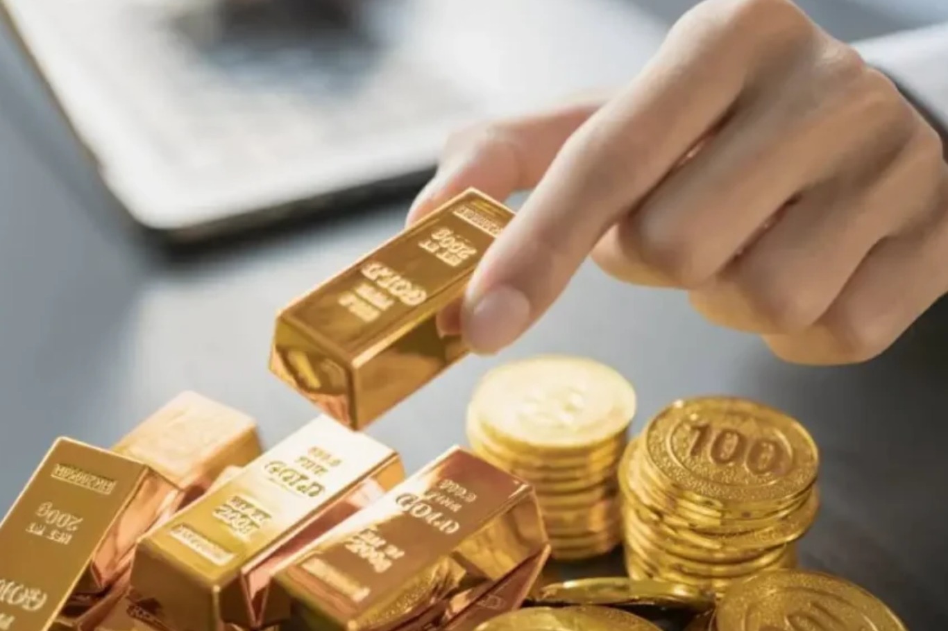  الذهب يهبط وسط المخاوف والتوترات الإقليمية