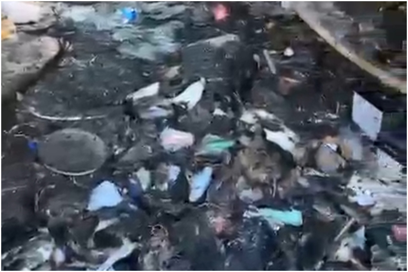 Malatya'da bir alışveriş merkezinde çıkan yangında iş yeri kullanılamaz hale geldi.