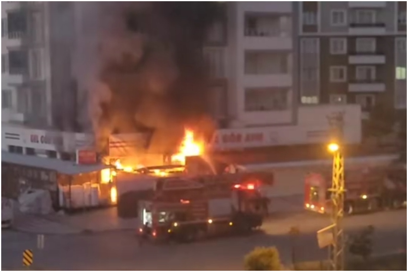 Malatya'da bir alışveriş merkezinde çıkan yangında iş yeri kullanılamaz hale geldi.
