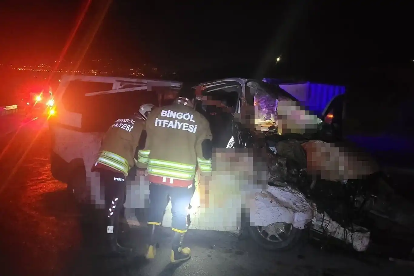 Bingöl'de hafif ticari araç yola çıkan ata çarptı: 1 ölü, 2 yaralı