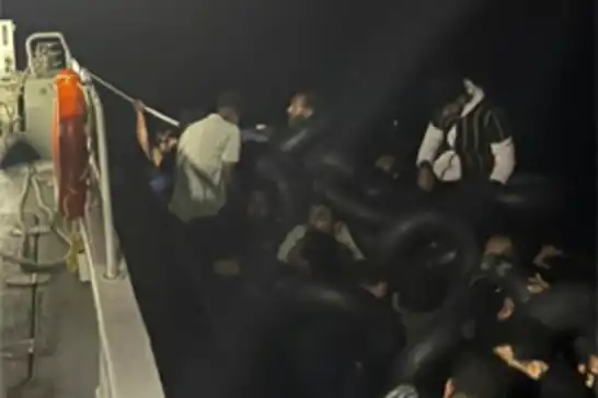 İzmir açıklarında 45 düzensiz göçmen yakalandı