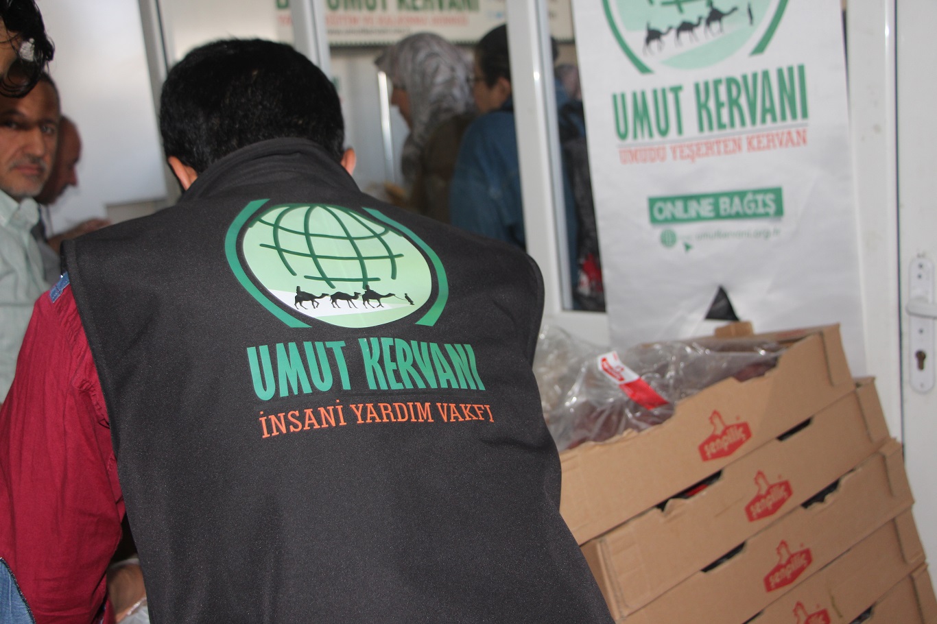 Umut Kervanı Mardin'de yüzlerce aileye et dağıtımında bulundu