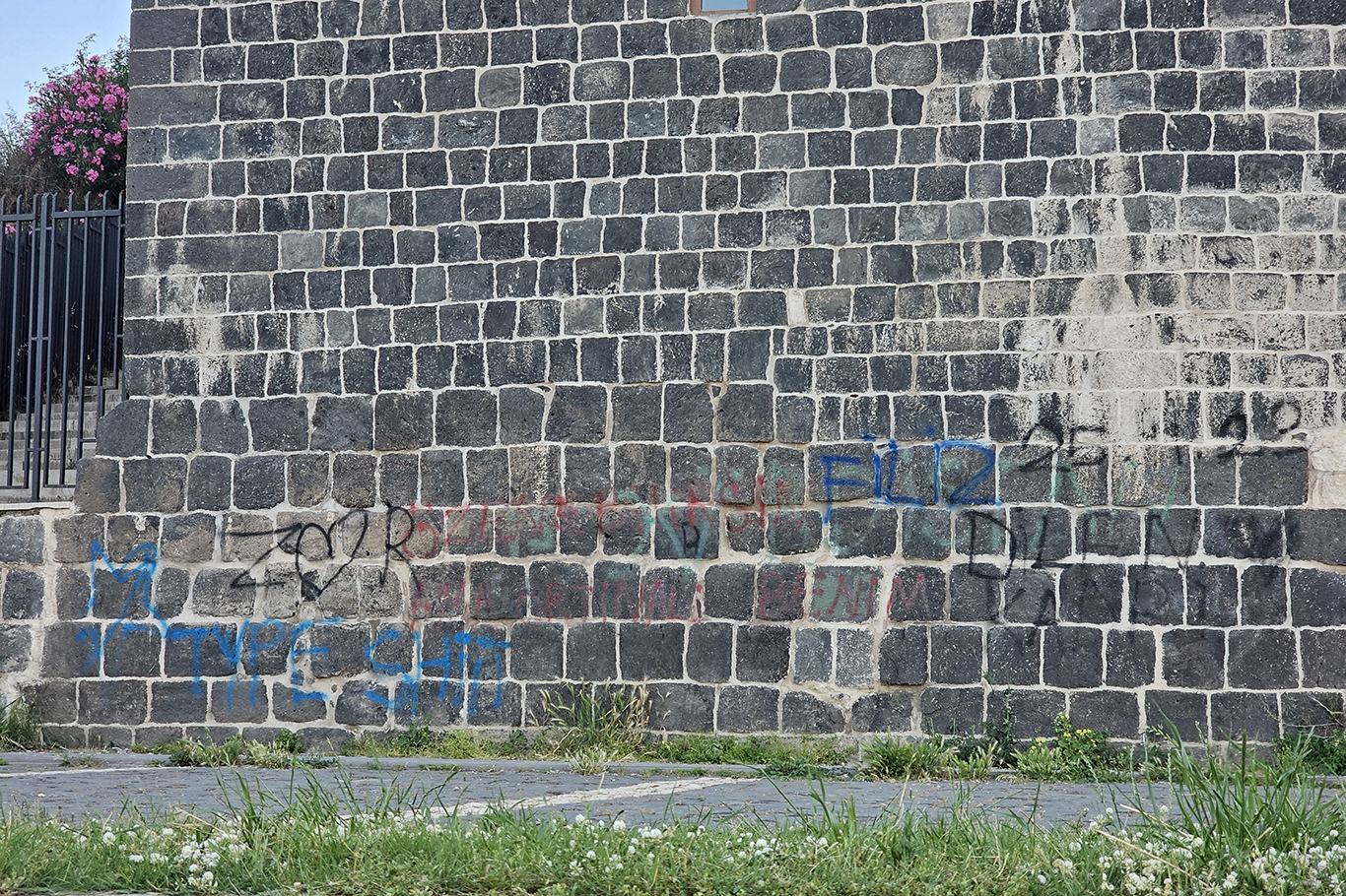 Binlerce yıllık Cizre surlarına sprey boyalı saldırı