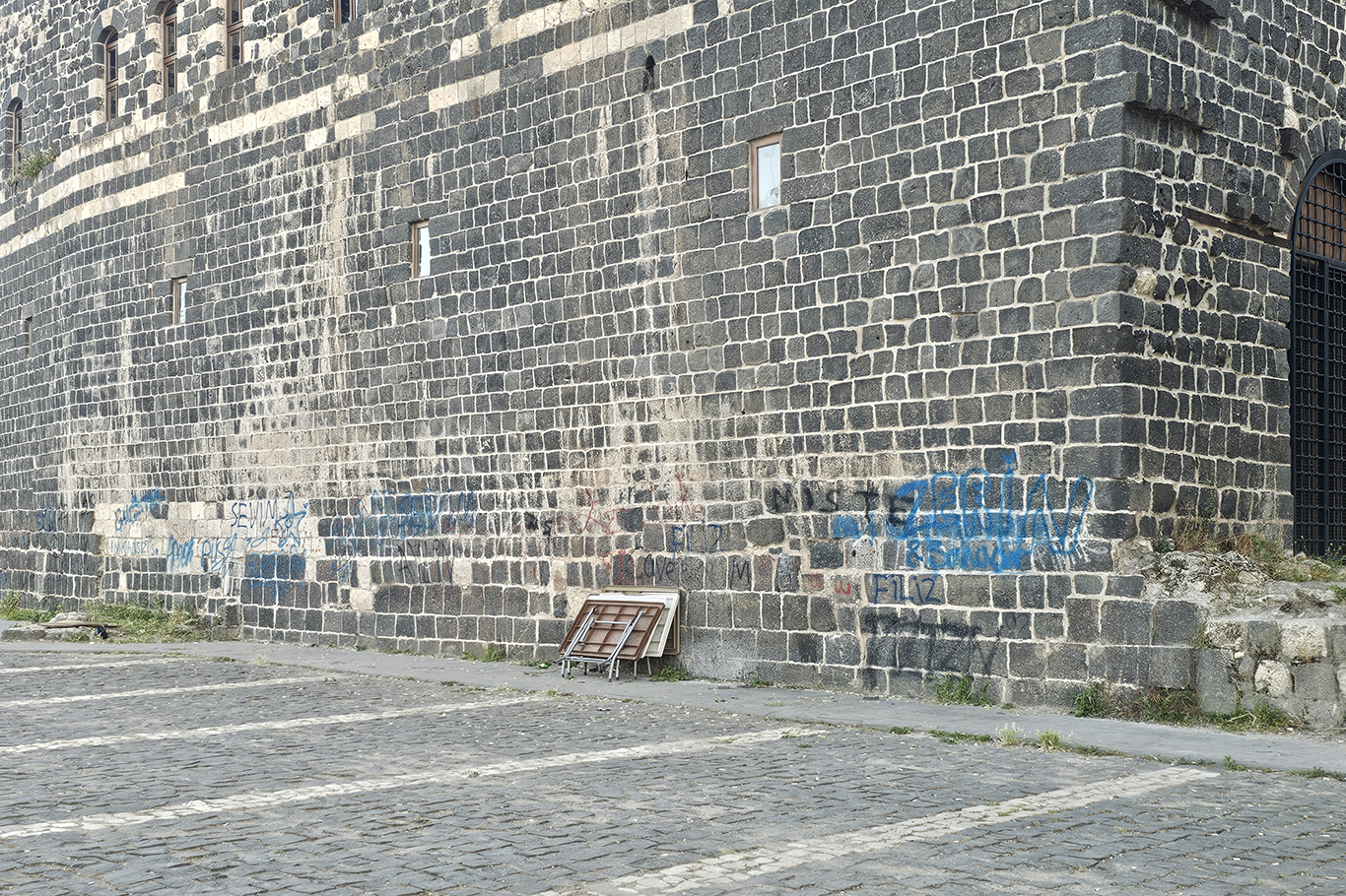 Binlerce yıllık Cizre surlarına sprey boyalı saldırı