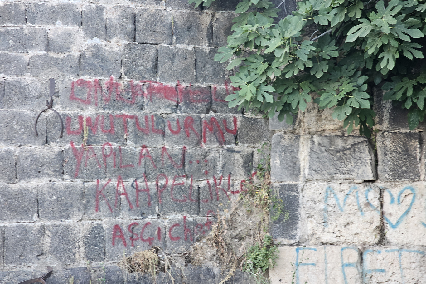 Binlerce yıllık Cizre surlarına sprey boyalı saldırı