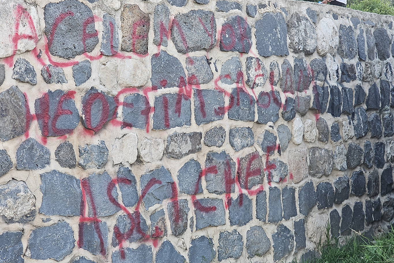 Binlerce yıllık Cizre surlarına sprey boyalı saldırı