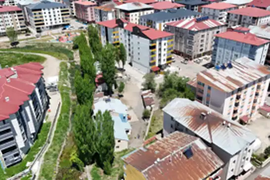 Lüks sitelerin arasında bir köy hayatı şehrin göbeğinde 40 yıllık doğa hayatı