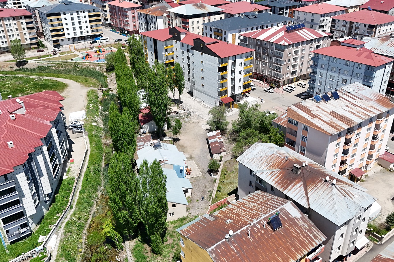 Lüks sitelerin arasında bir köy hayatı şehrin göbeğinde 40 yıllık doğa hayatı