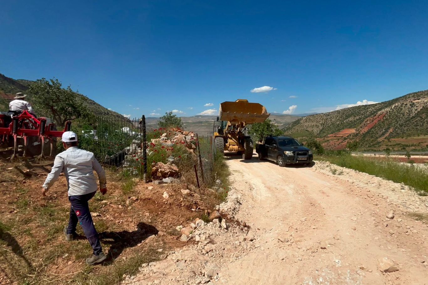 Siirt'te tarımsal üretim yollarında çalışmalar sürüyor