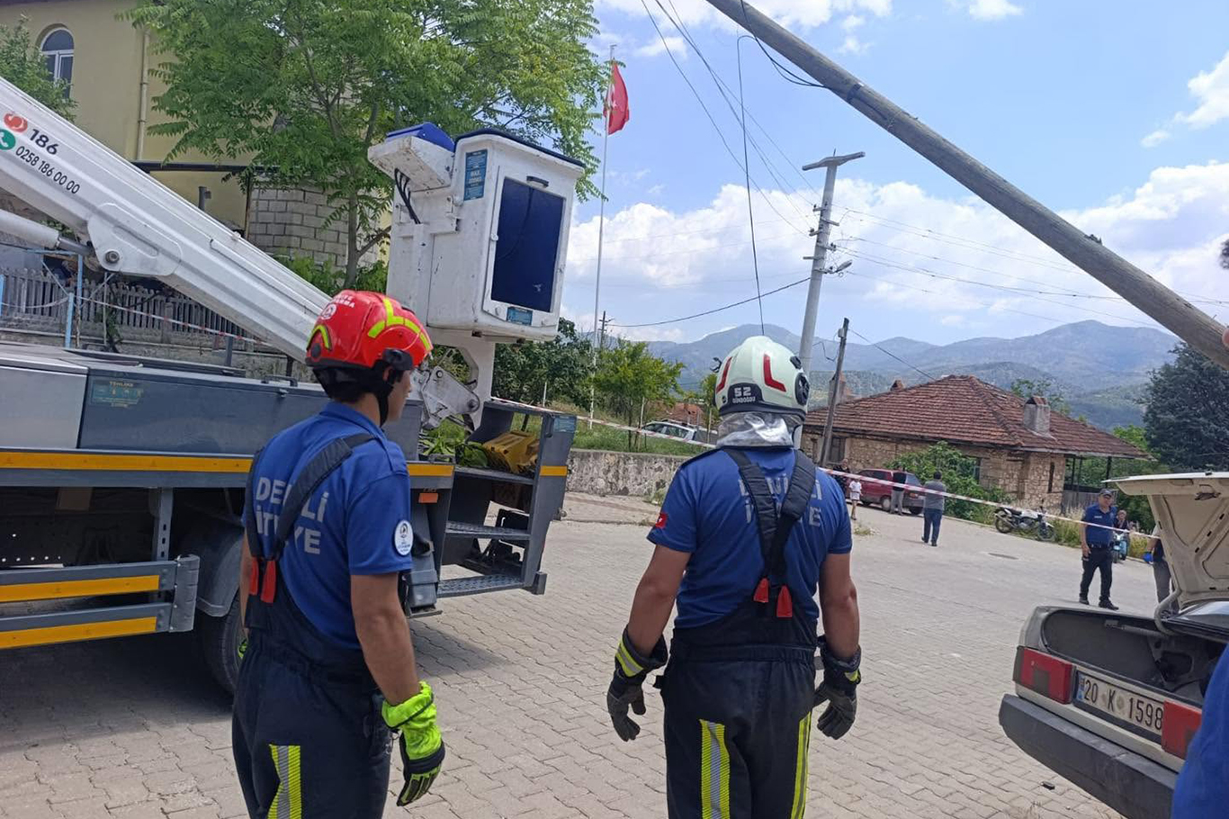 Denizli'de otomobil evin duvarını yıktı: 2 kişi hayatını kaybetti