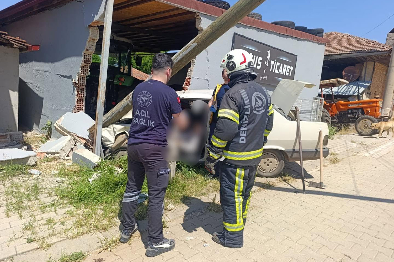 Denizli'de otomobil evin duvarını yıktı: 2 kişi hayatını kaybetti
